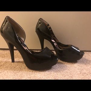 Black pumps